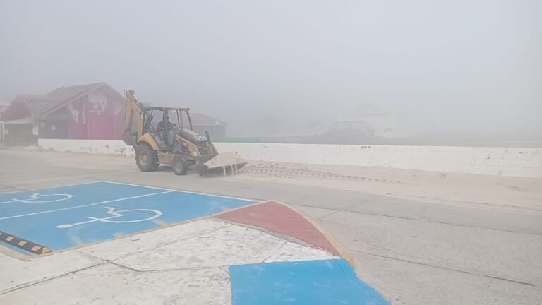 Retiran Excedentes de Arena en Playa Miramar