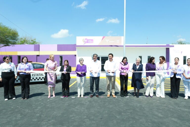 «No están solas», dice Américo Villarreal a las mujeres, al reaperturar Casas Violeta