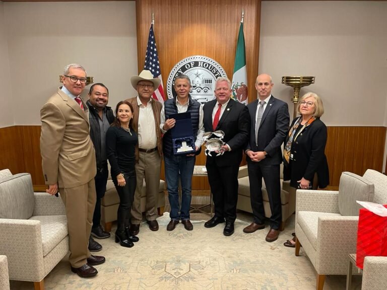 Dona Ayuntamiento de Houston, Texas cerca  de 4 MDP en Equipo para Bomberos de Tampico