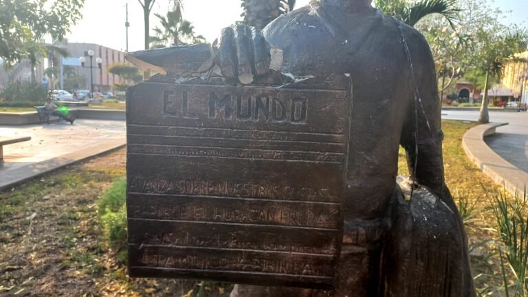 Le rompen «periódico» a monumento al voceador