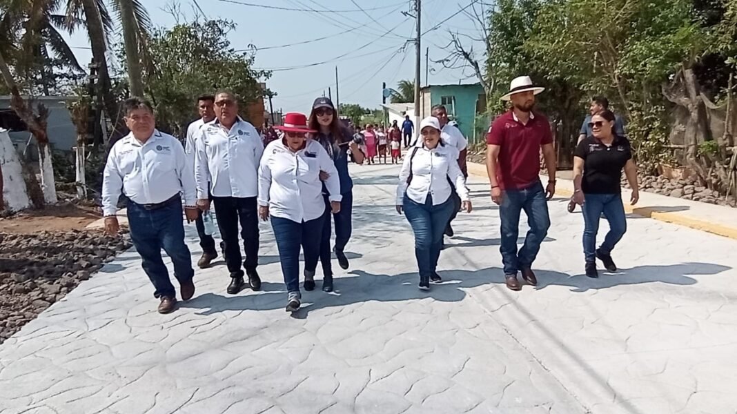 INAUGURA VALERIA NIETO CALLE INSURGENTES EN LA COLONIA CALIFORNIA DE PUEBLO VIEJO, VER.&nbsp;