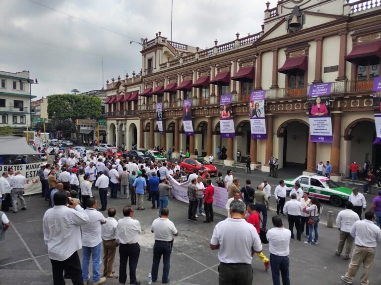 Marchan taxistas para rechazar el servicio de  transporte público a través de aplicaciones  móviles
