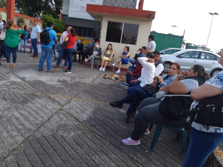 Profes toman oficinas de Primarias Estatales,  denuncian incumplimiento de acuerdos entre el  sindicato y la SEV