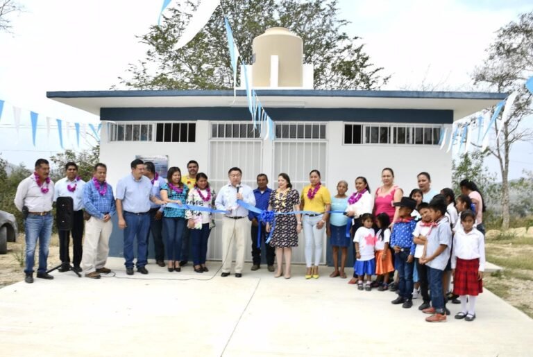 Alcalde de Tantoyuca sigue entregando obras al sector educativo