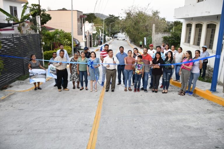 Inaugura Jesús Guzmán Avilés pavimentación de calle Niños Héroes