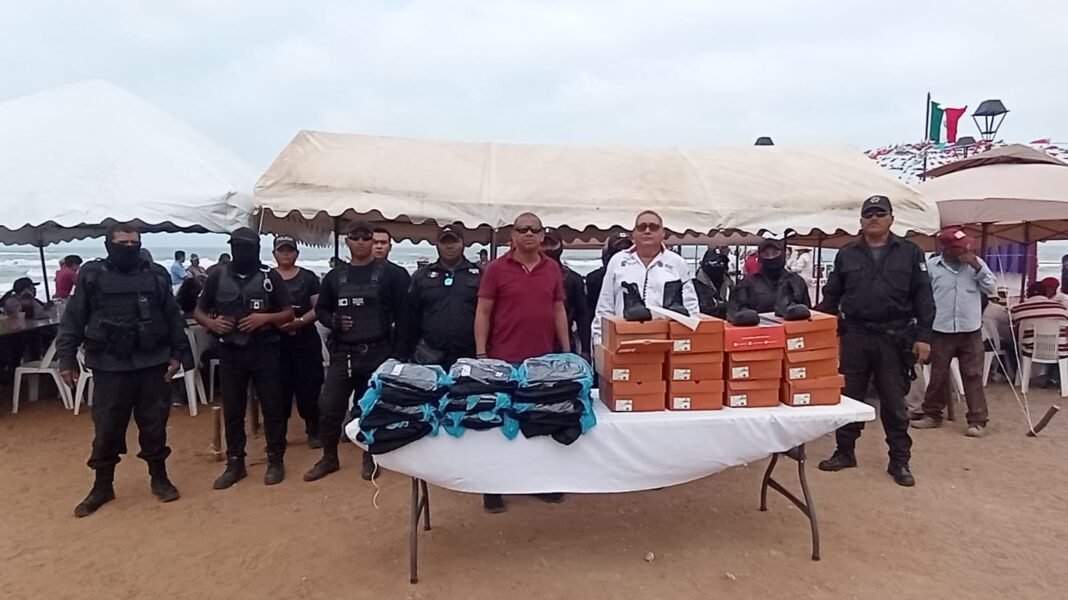 ENTREGAN UNIFORMES NUEVOS A POLICÍAS DE PUEBLO VIEJO