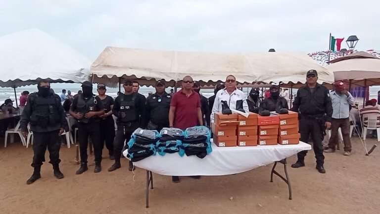 ENTREGAN UNIFORMES NUEVOS A POLICÍAS DE PUEBLO VIEJO