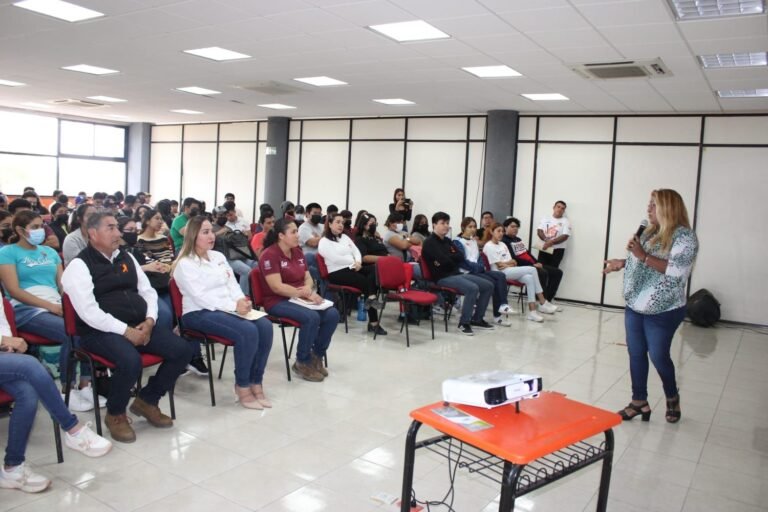 CAPACITA AYUNTAMIENTO DE ALTAMIRA A JÓVENES SOBRE EMBARAZOS NO DESEADOS Y ETS