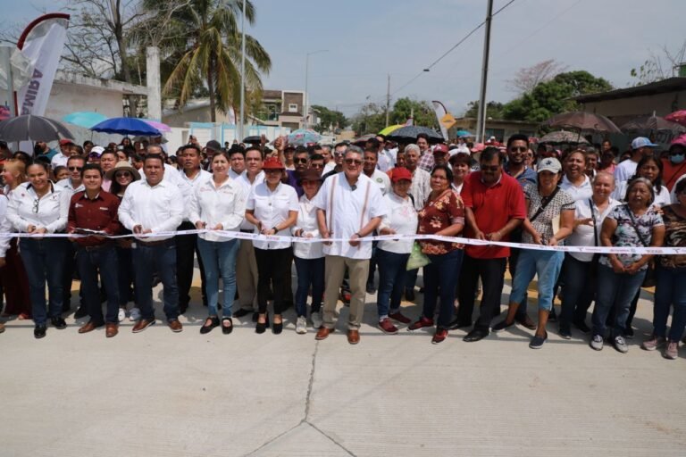 ENTREGA ARMANDO MARTÍNEZ MANRÍQUEZ VIALIDADES PAVIMENTADAS EN COLONIA LOMAS DE ALTAMIRA