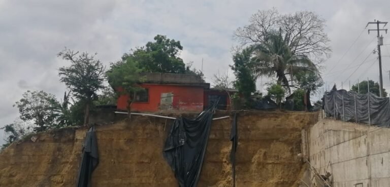 Autoridades municipales se deslindan de la construcción de una barda que colapsó