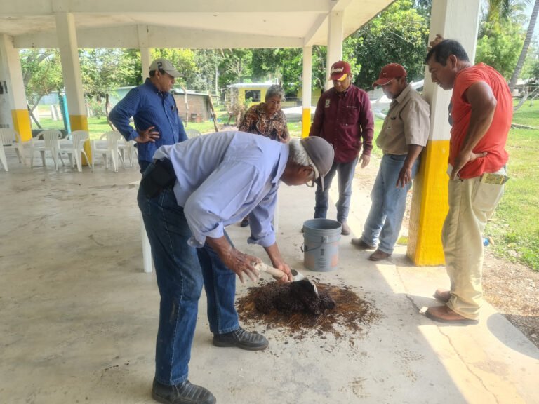 CAPACITAN A GANADEROS EN LA PREPARACIÓN DE BLOQUES NUTRICIONALES