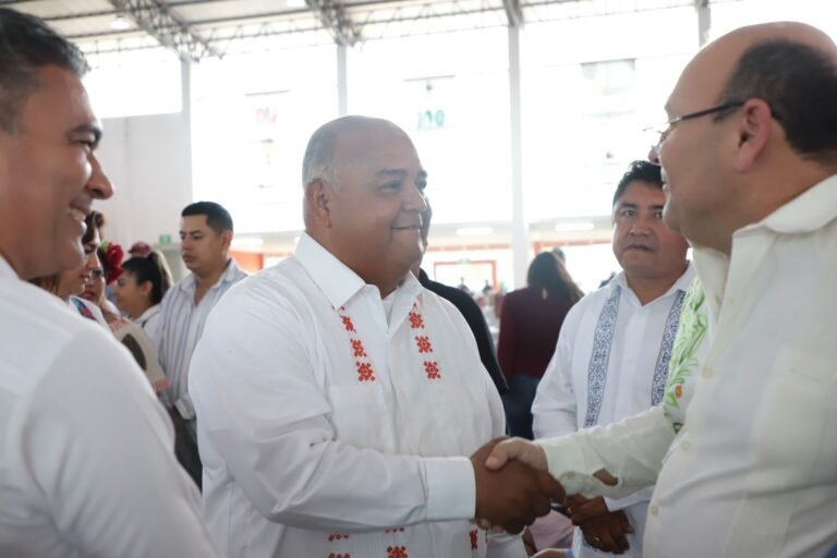 ASISTE ALCALDE DE PÁNUCO A LA PRESENTACIÓN DEL LIBRO DE ERIC CISNEROS BURGOS
