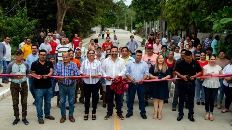 INAUGURÓ VÍCTOR DE LA GARZA PAVIMENTACIÓN DE CALLE EN LA GLORIA