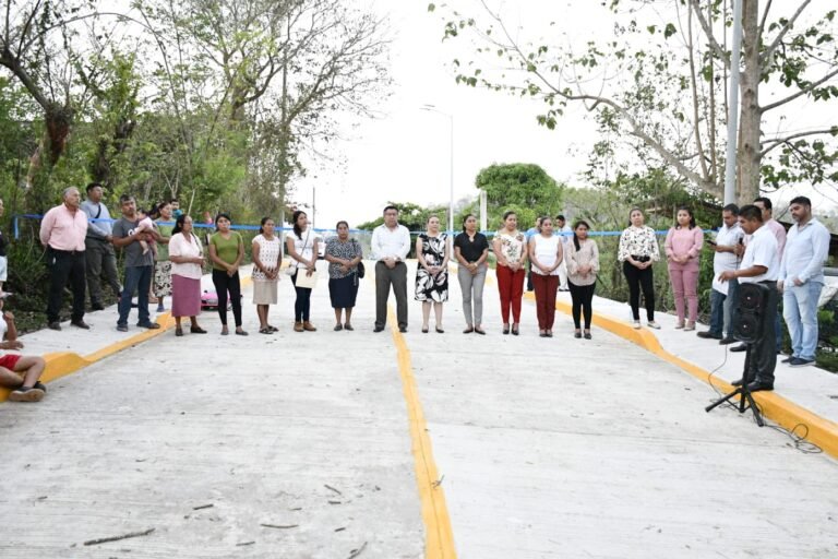 Autoridades municipales entregan calle pavimentada en la colonia Manantiales