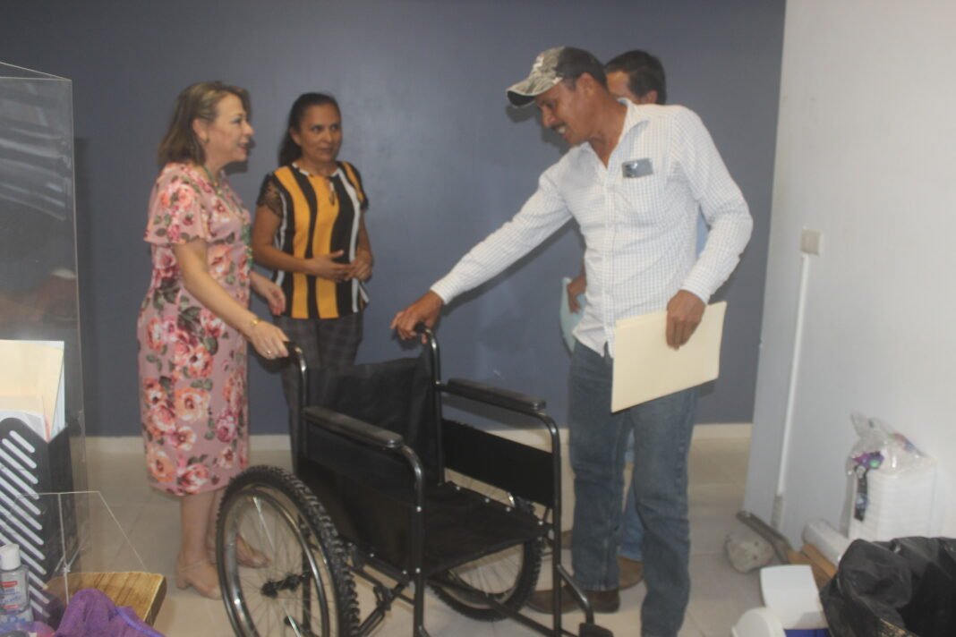 Continúan DIF Municipal entregando diversos apoyos a familias vulnerables
