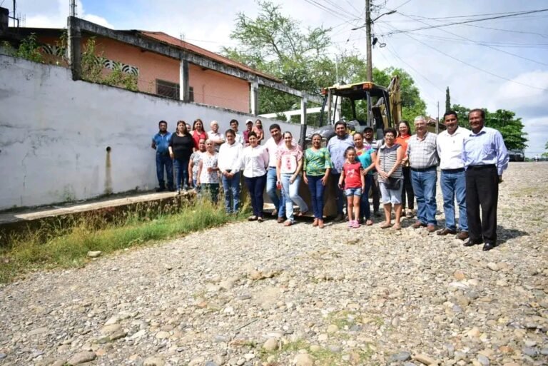 INICIA GUILEBALDO FLORES PAVIMENTACIÓN DE LA CALLE PORFIRIO DÍAZ EN PLATÓN SÁNCHEZ