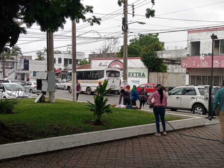 Mujer sufre golpe de calor, se desmaya, cae al pavimento,se duerme y se recupera y la ayuda… ¡¡¡nunca llegó¡¡¡