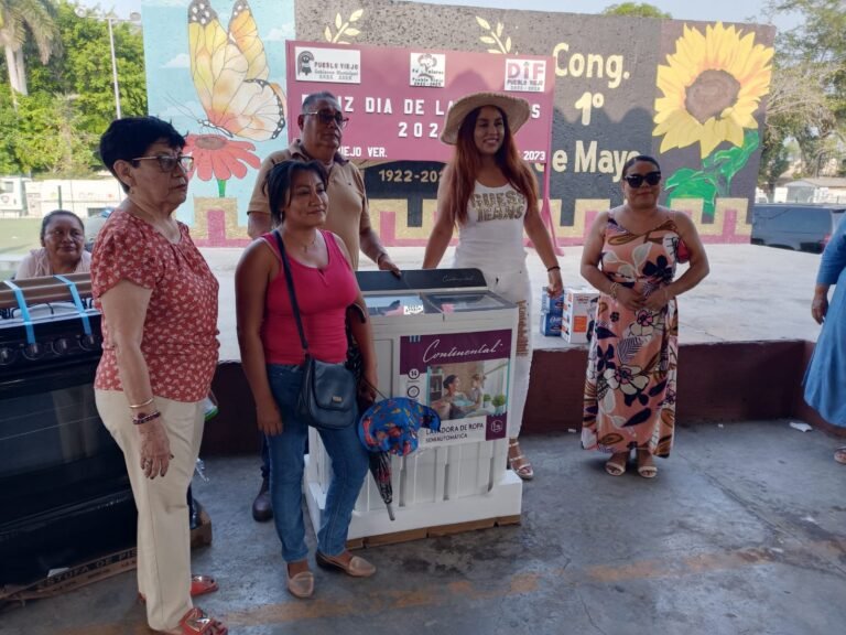 FESTEJAN AYUNTAMIENTO Y DIF DE PUEBLO VIEJO A LAS MAMÁS  