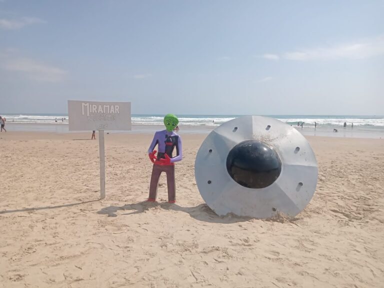 Turistas dañan al marciano y anuncios de PC en playa Miramar
