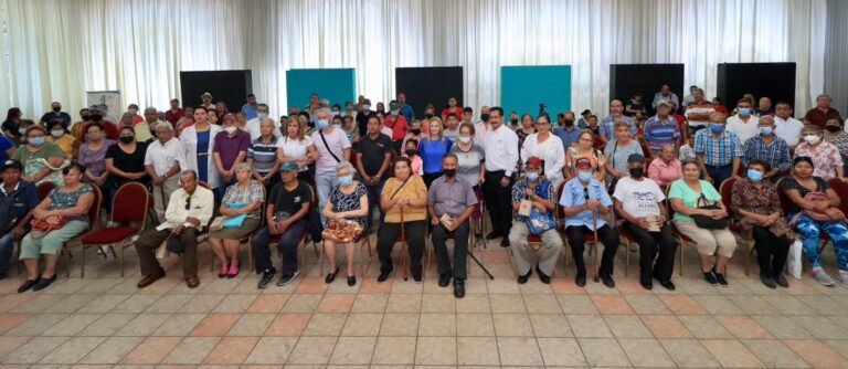 Entrega Aída Féres de Nader Aparatos Auditivos a Personas con Discapacidad