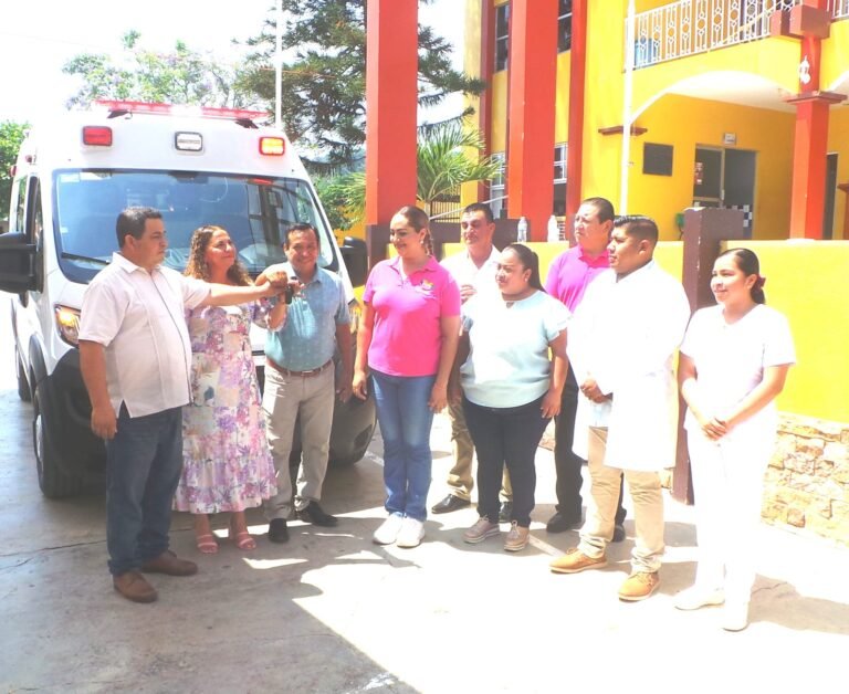ENTREGÓ ERIKA BURGOS MODERNA AMBULANCIA AL DIF DE TAMALÍN