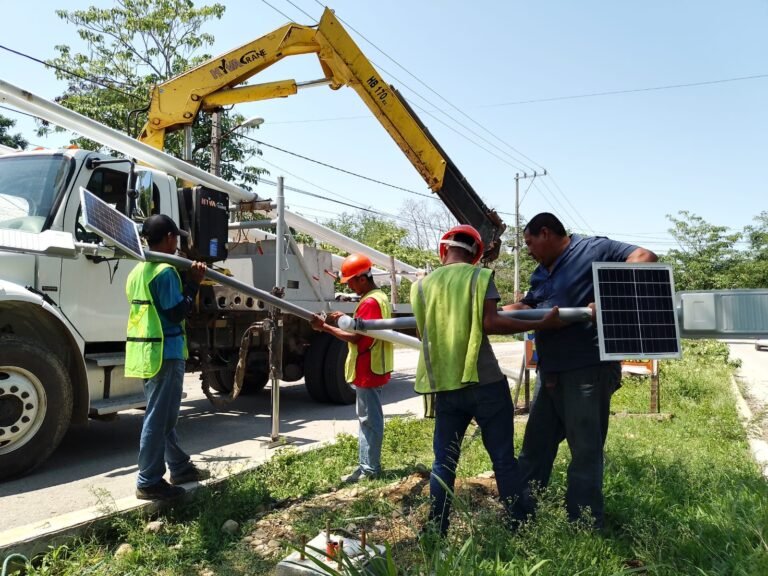 Instalan nuevas luminarias en la avenida Platón Sánchez