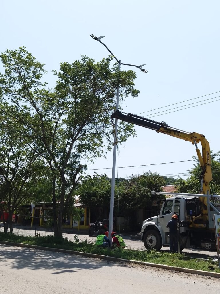 Modernizan alumbrado público con lámparas solares