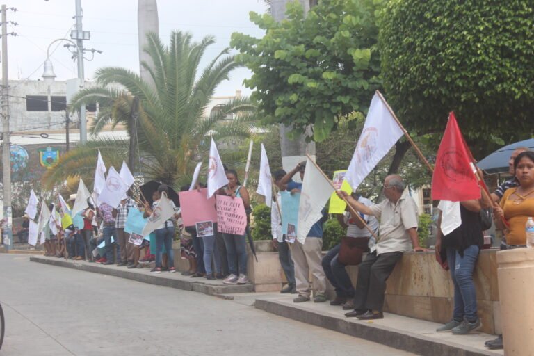 Por sus compañeros asesinados se manifiestan antorchistas para exigir justicia