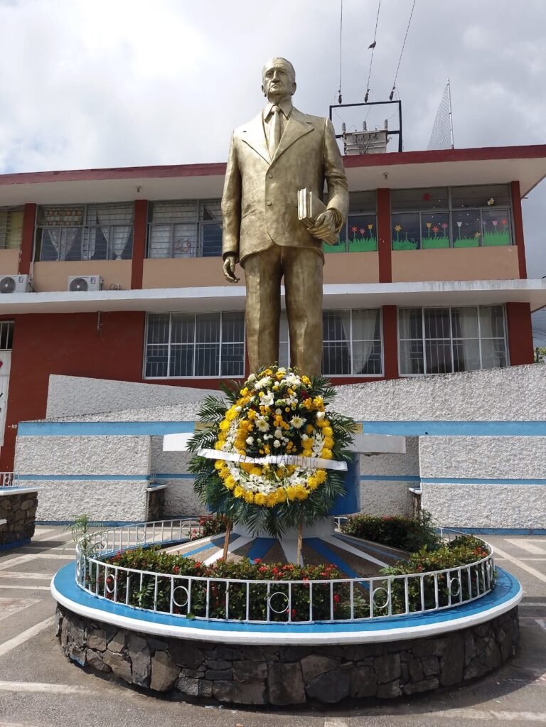 Rinden homenaje a maestros