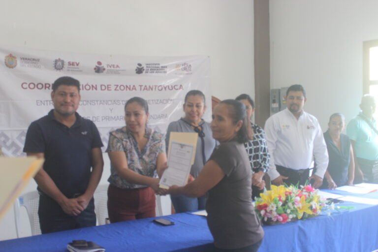 Reciben ciudadanos sus certificados de primaria y secundaria