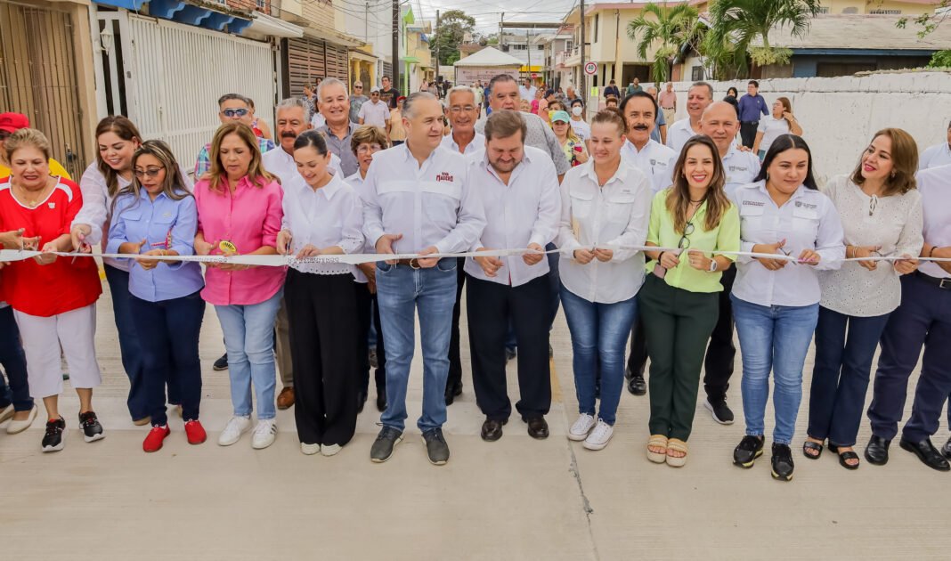 Cumple Adrián Oseguera con Vecinos del Fraccionamiento El Palmar