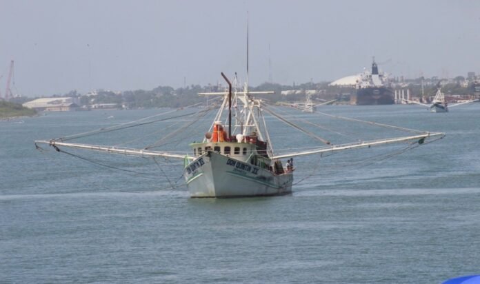Angel-Covarrubias-2.-Barco-camaronero-
