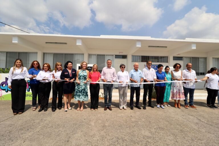 Entregan Chucho Nader y Aída Féres de Nader Rehabilitación Integral de la Casa Hogar del Niño