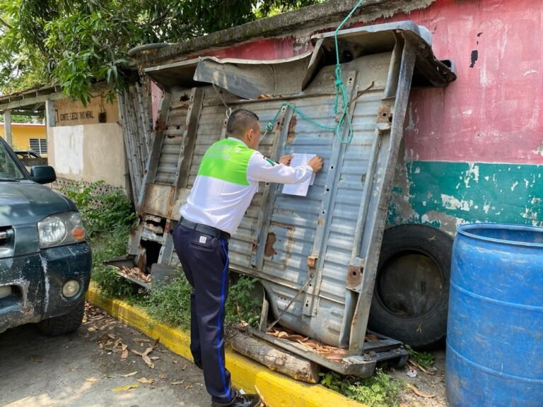 RETIRAN VEHÍCULOS ABANDONADOS EN LA VÍA PÚBLICA, EN TAMALIN