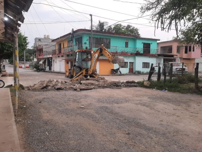 INICIAN PAVIMENTACIÓN DE IMPORTANTE RÚA EN LA COLONIA LA BRISA