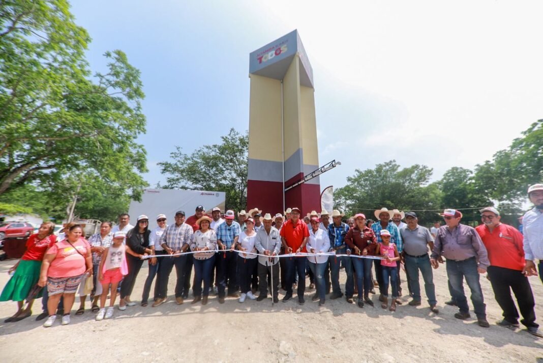 INAUGURA ARMANDO MARTÍNEZ MANRÍQUEZ TANQUE ELEVADO EN EJ. SANTA JUANA