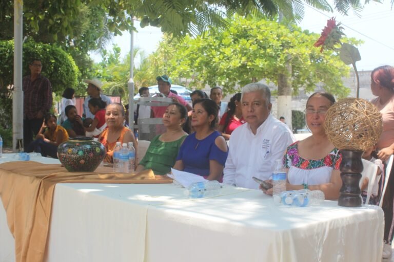 Reconocen autoridades municipales el trabajo de los maestros