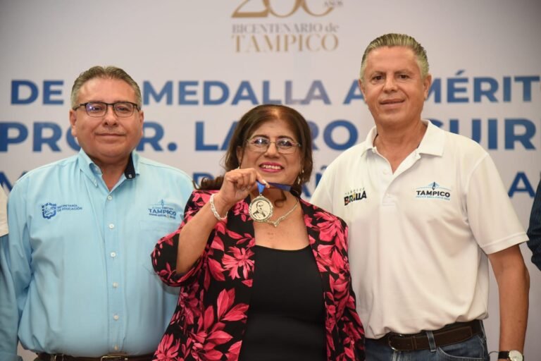 Entrega Chucho Nader Medalla al Mérito Educativo a la Docente Tere Cruz Oviedo