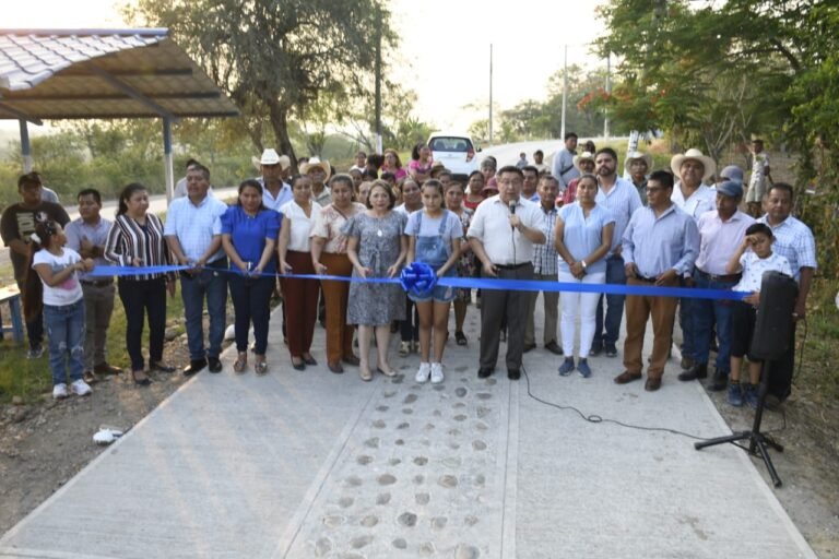 Ayuntamiento mejora camino rural en Mano de León