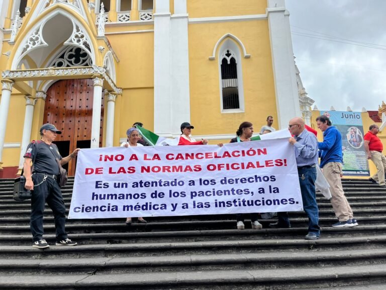 Trabajadores se manifiestan contra desaparición de 33 Normas Oficiales de materia de salud