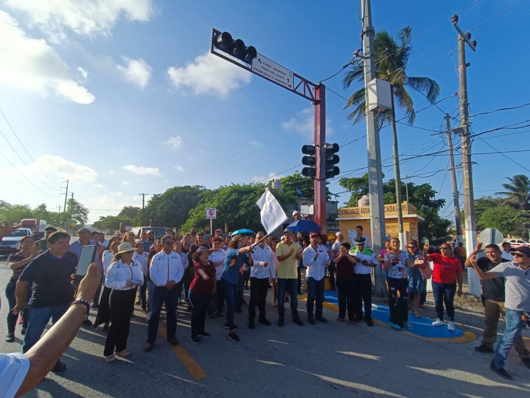 COLOCAN MODERNOS SEMÁFOROS EN TRANSITADOS SECTORES DE PUEBLO VIEJO