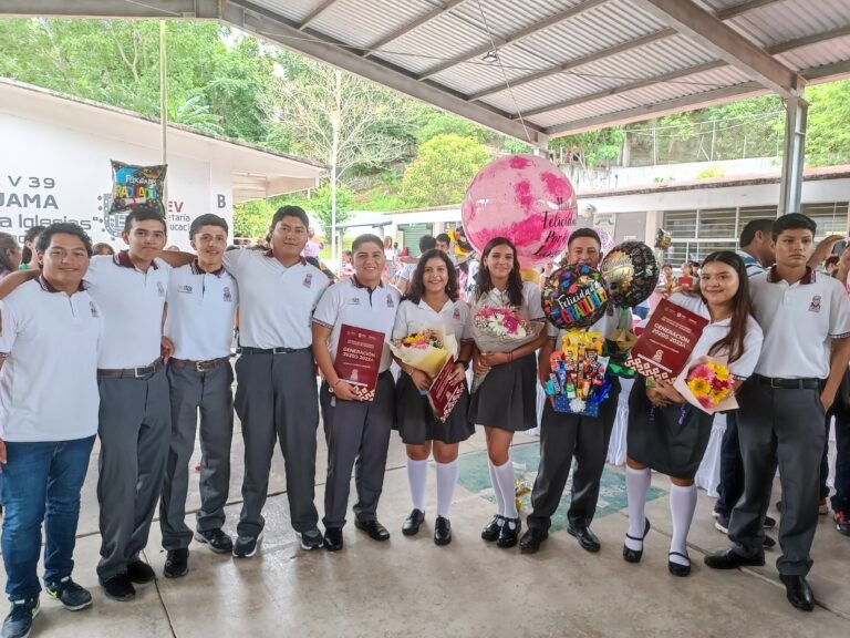 BRILLANTE CEREMONIA DE CLAUSURA XXV GENERACIÓN DEL COBAEV 39 DE OZULUAMA