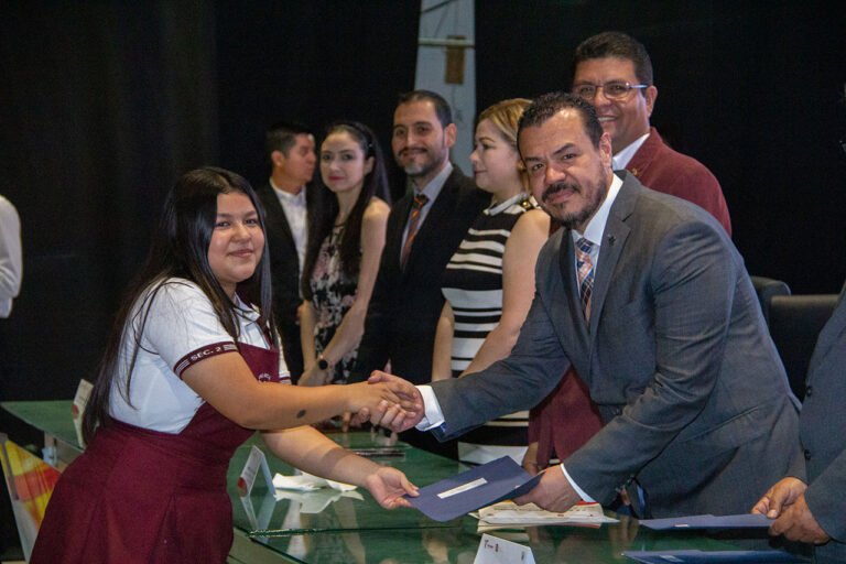 Apadrina rector de la UAT a egresados de secundaria en Ciudad Victoria