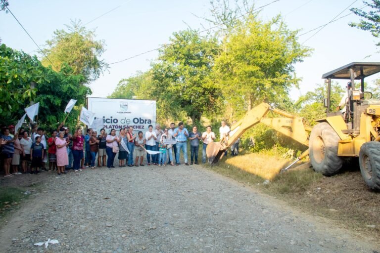 ARRANCA GUILE FLORES MAS OBRAS DE  PAVIMENTACIÓN EN PLATÓN SÁNCHEZ