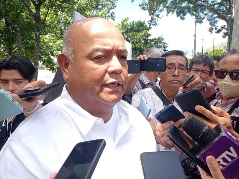 Invita Eric Burgos a quienes colocaron  espectaculares y donde se promociona su libro a quitarlos