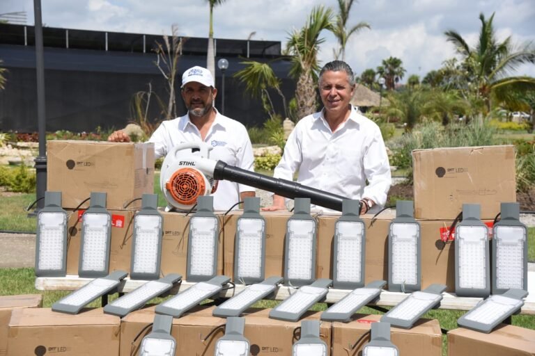 Entrega Chucho Nader Nuevo Paquete de Luminarias y Equipo de Limpieza