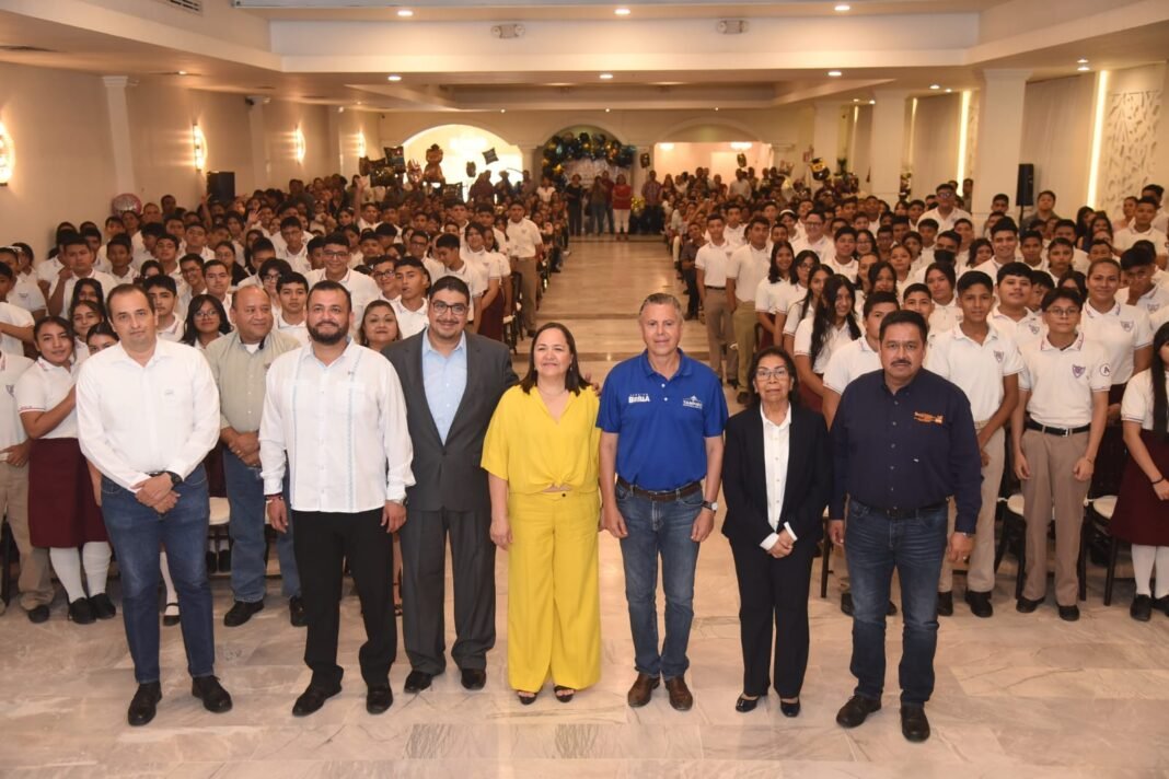 Apadrina Chucho Nader Graduación en Escuela Secundaria Número 6