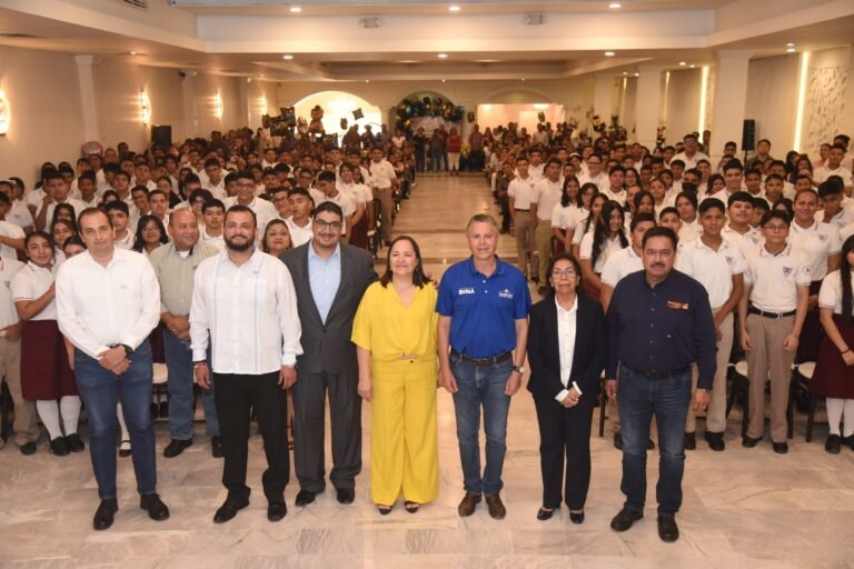 Apadrina Chucho Nader Graduación en Escuela Secundaria Número 6