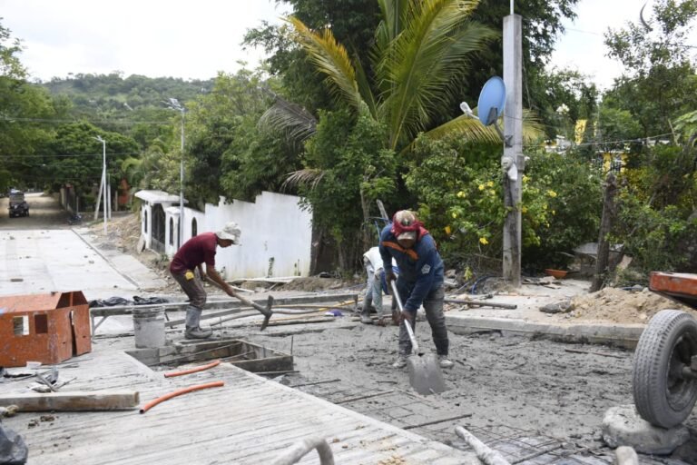 Se pavimentan calles en la cabecera municipal