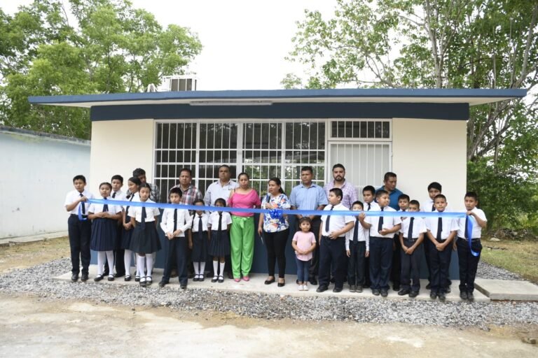 Entregan aula equipada en escuela primaria